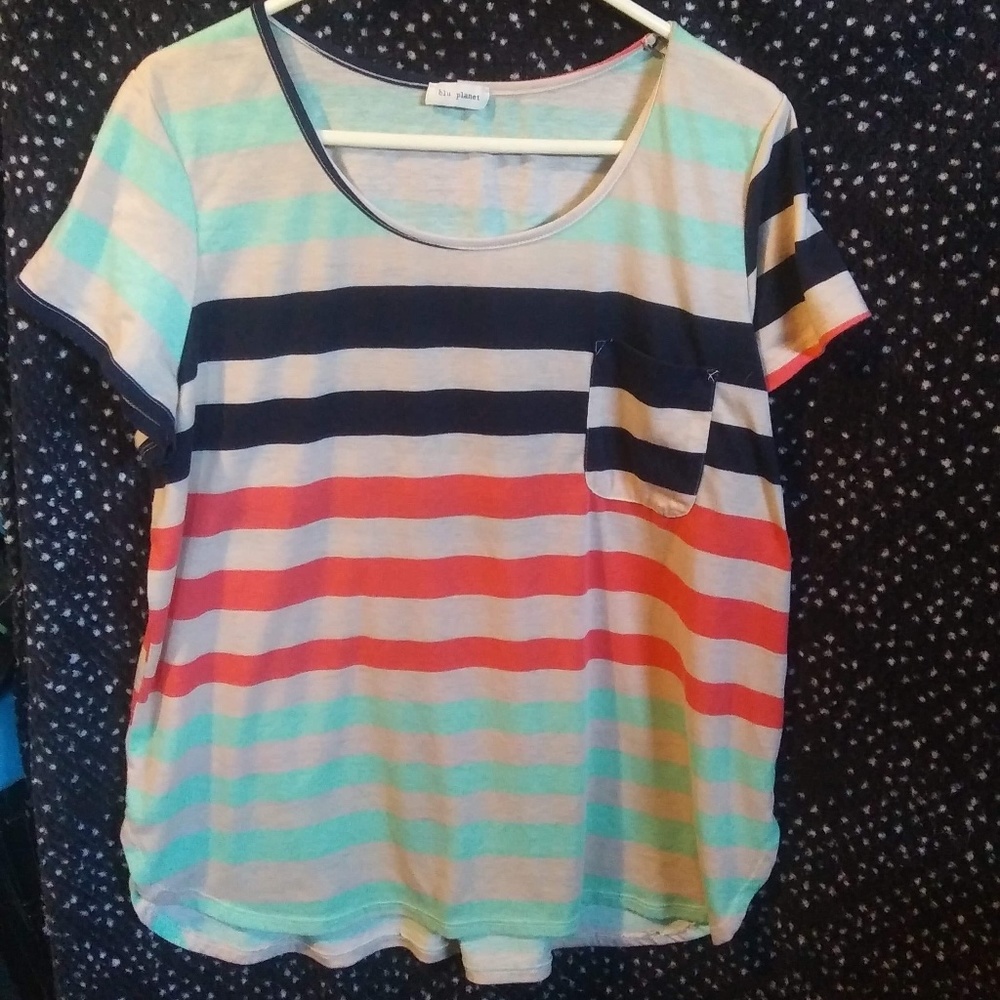 Blu planet 2x top with pocket. Fun colors like new!